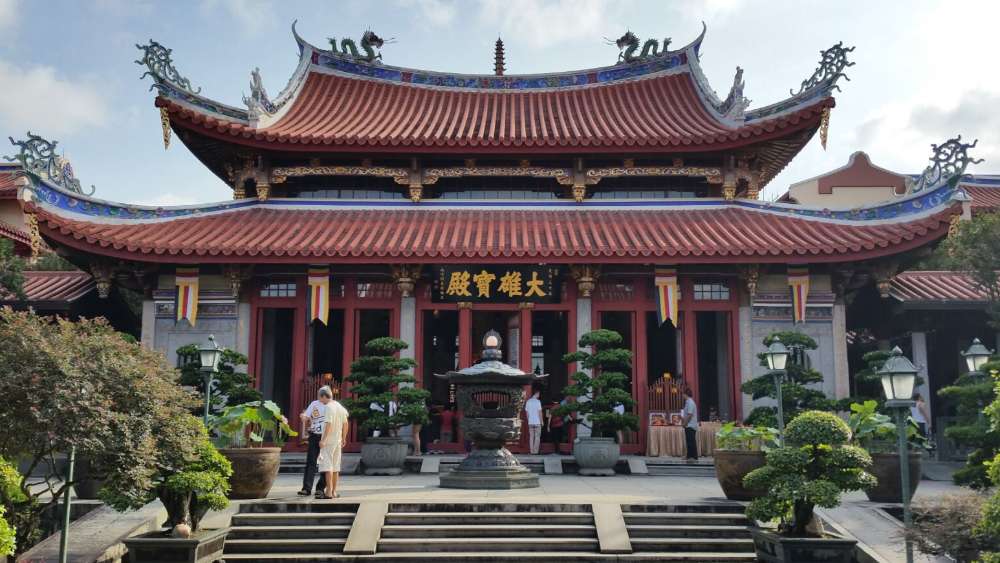 The Mahavira Hall, or Da Xiong Bao Dian (大雄宝殿) was built in 1904 and is the main prayer hall of Lian Shan Shuang Lin Monastery.