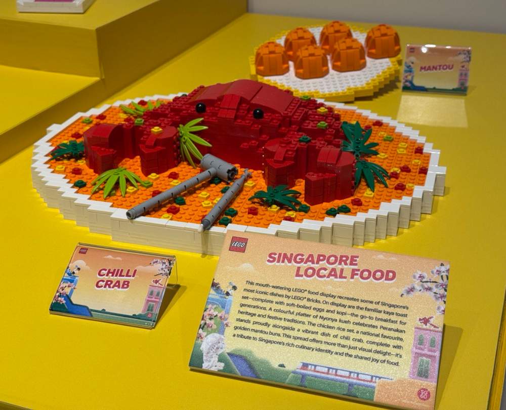 LEGO display of Chilli Crab and Golden Mantou buns.