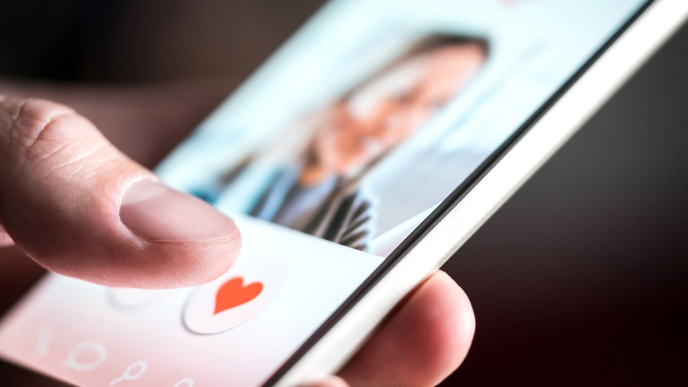 Introvert’s guide to dating: build connections, avoid burnout, use dating apps mindfully, and choose low-pressure dates that feel natural and fun.