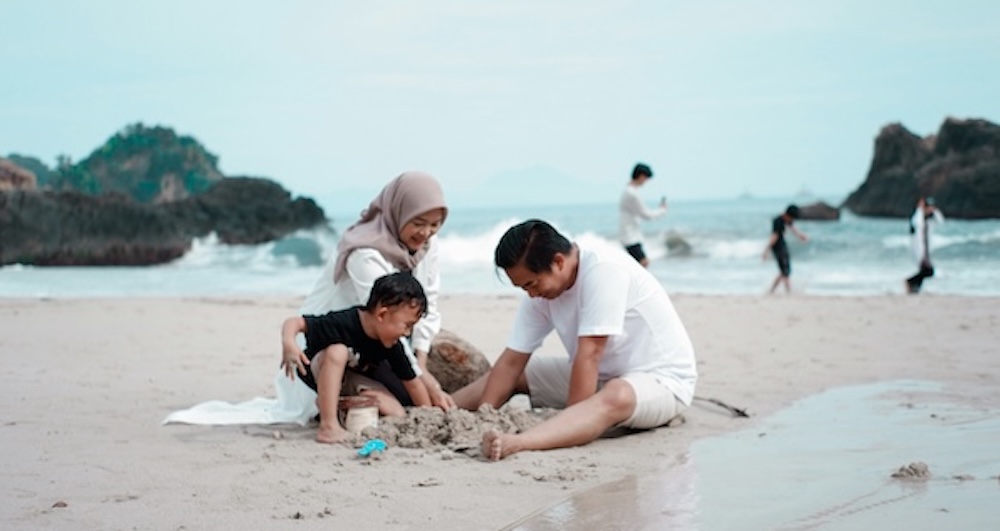 family at beachdevi-puspita-amartha-yahya-lcaMrNaZWt0-unsplash